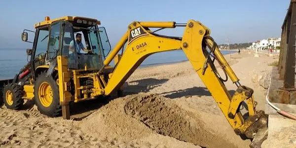 Buiden de sorra el canal i la reparteixen per la platja d'Altafulla