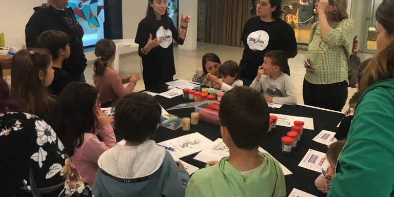 Arriben a Solsona tallers científics en família per acostar la recerca a la població