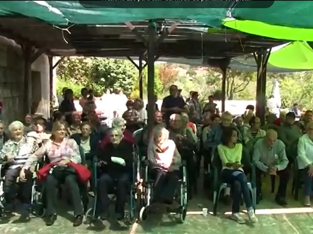 Residents de la residència Conxita Valls celebrant els 10 anys dewl centre
