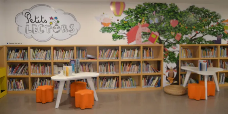 Nous espais per a petits lectors i joves a la biblioteca Serra i Moret