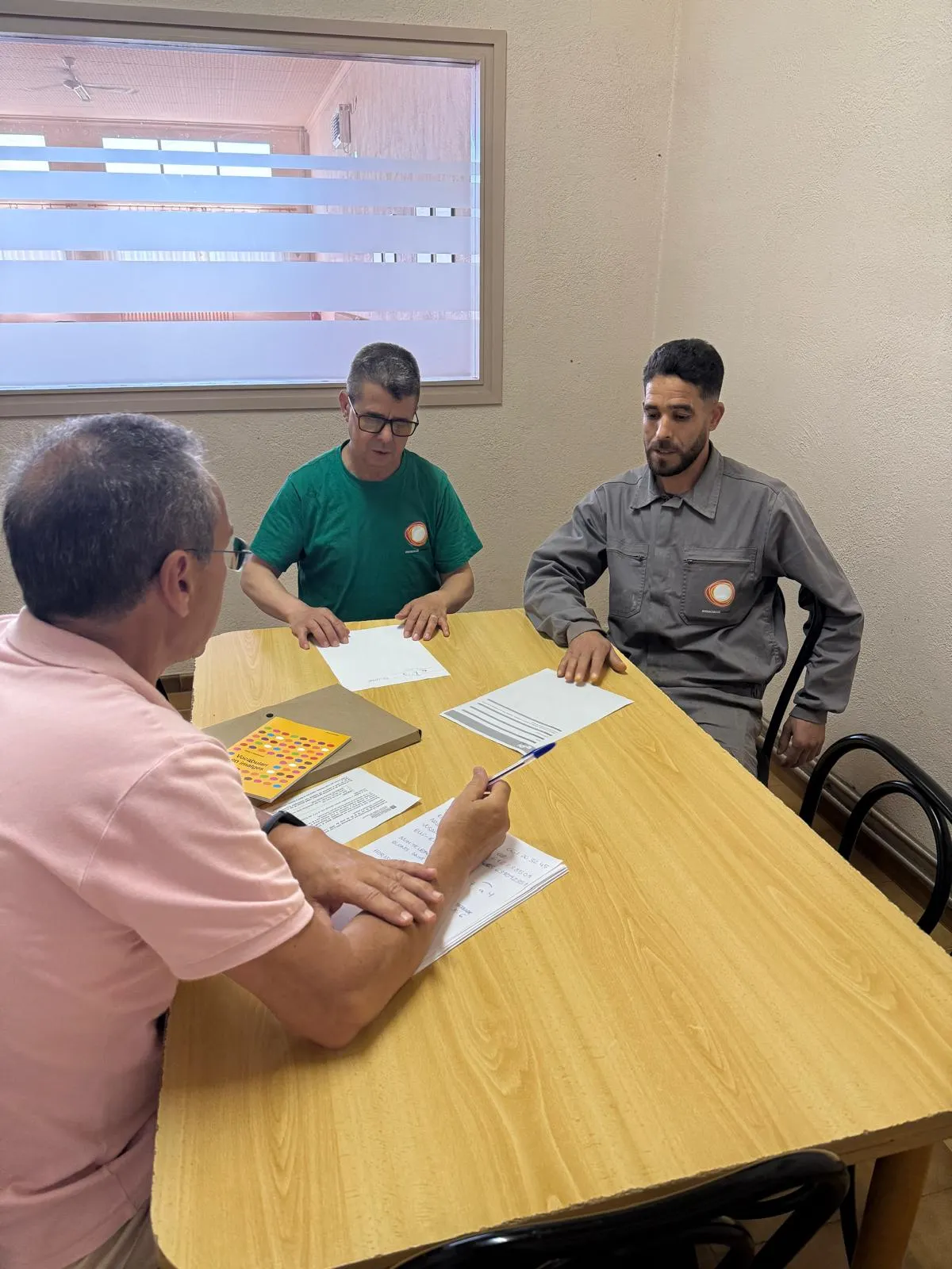 El Consell Comarcal, Volem Feina i Amisol contracten cinc persones vulnerables per facilitar-ne la inserció sociolaboral
