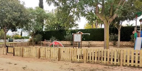 Es completa l'adequació del parc infantil de Brises del Mar d'Altafulla amb una tanca perimetral
