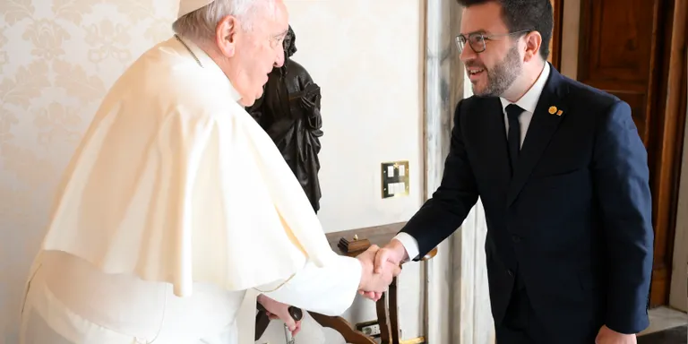 Aragonès trasllada al papa Francesc la lluita de la Generalitat per combatre les desigualtats a Catalunya