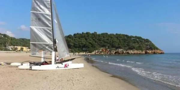 Dos menors gairebé s’ofeguen a la platja de la Móra