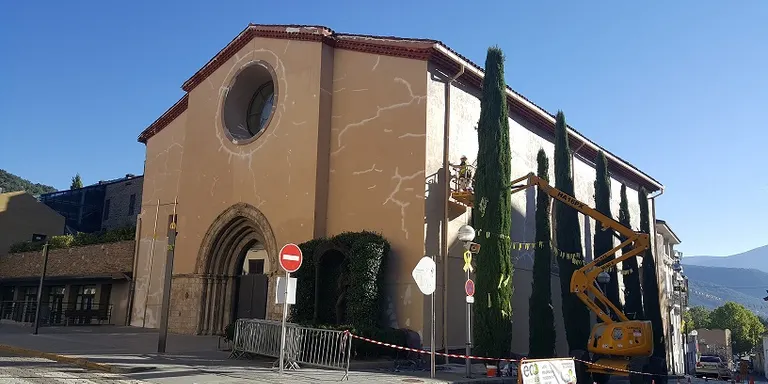 Renovació de la pintura a la façana de la Sala de Sant Domènec