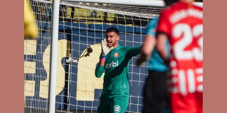 Dos penals xiulats contra el Girona a l’afegit regalen els 3 punts al Vila-Real (1-0)