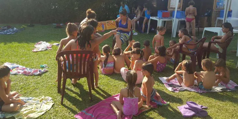Taller sobre el conte 'Poli el granger' a la Bibliopiscina