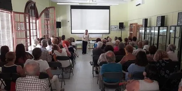 Unes 200 persones trenquen tabús del sexe en la tercera edat amb la projecció d’un documental a la sala Teresa Manero d’Altafulla