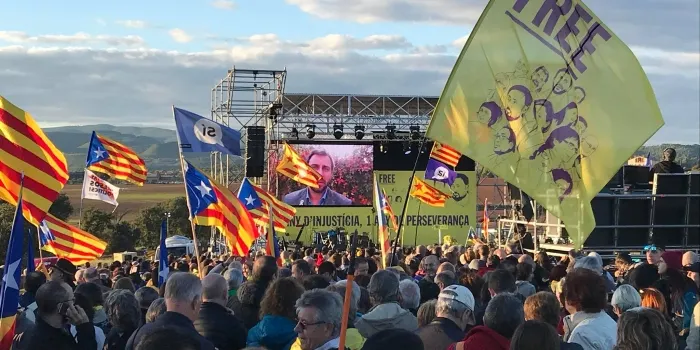 Unes 15.000 persones, entre elles un autocar d’arenyencs, es concentren a la presó de Lledoners