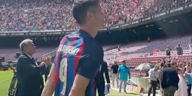 El Laporta més excitat presenta a Lewandowski als aficionats blaugrana