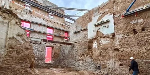 La localització de restes arqueològiques paralitza temporalment les obres de rehabilitació de Cal Guivernau, a Roda de Berà