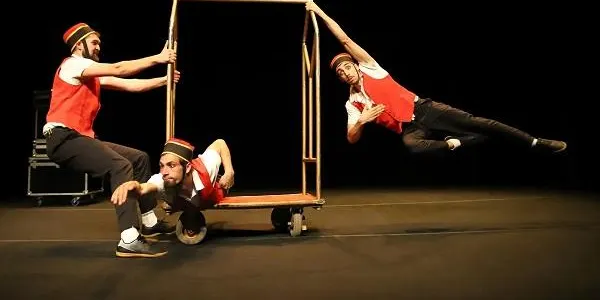 Segona jornada d’arts escèniques per a les escoles al Casal Cultural La Violeta amb l’espectacle ‘Hotel Bucarest’