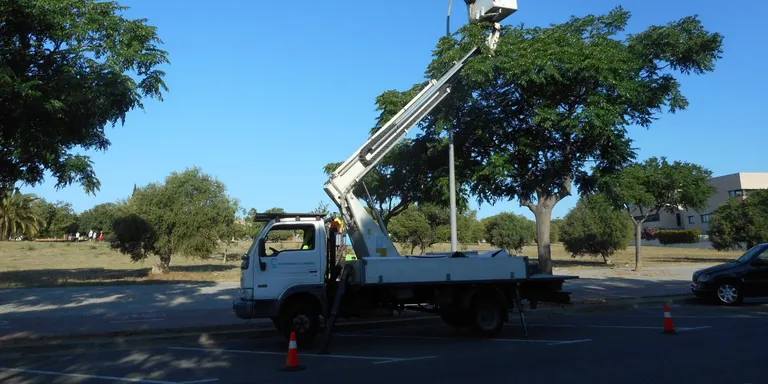 L’Ajuntament de Cambrils continua substituint les lluminàries dels carrers per millorar l’eficiència