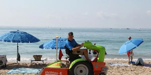 Altafulla reforça la neteja de la platja amb una nova màquina elèctrica