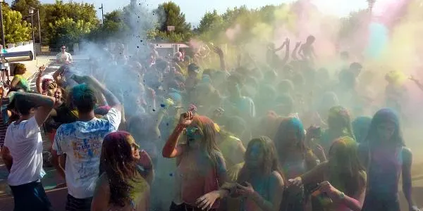 La plaça de Sant Elm s’omple de joves en la Festa del Holicolours dels Diables, tot i que amb menys participació que l’estiu passat a Baix a Mar