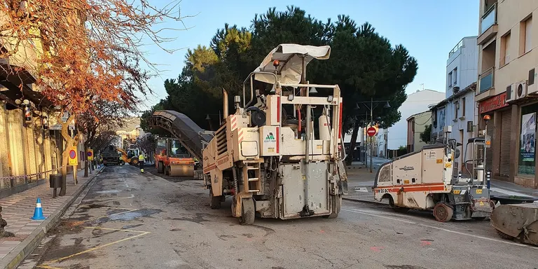 Comença l'asfaltat de l'Av. Montserrat, un dels eixos principals de Pineda Centre