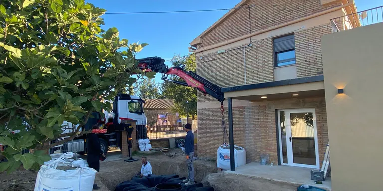 L'Ajuntament de Riner instal·la dos dipòsits subterranis per reaprofitar les aigües pluvials de l'escola i el local social de Freixinet