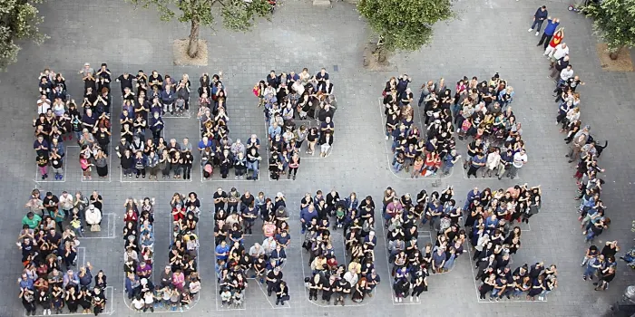 Més 400 arenyencs demanen 'Help us Europe' a la plaça de l'Església