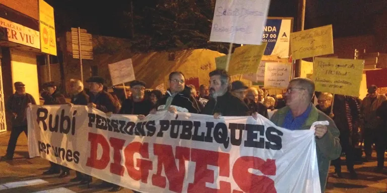 La ciutadania surt al carrer a demanar uns serveis públics de qualitat