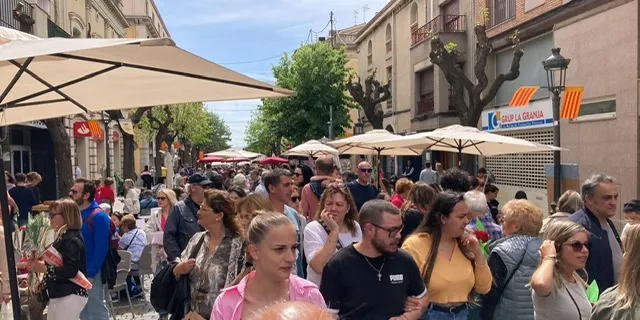 La fira de Sant Jordi a l’avinguda Pi i Margall es consolida com una fórmula d’èxit