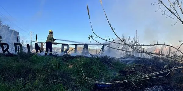 La jornada de vent extrem d’aquest dijous a Altafulla es tanca amb un petit incendi entre dues finques del Puntet