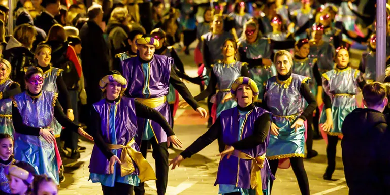Més d'un miler de participants i centenars de persones desfilen per Caldes seguint la rua de Carnaval