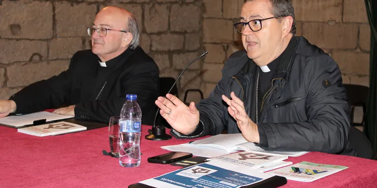Una vuitantena de persones assisteixen a la presentació del segon llibre sobre el Sínode del bisbe Conesa a Solsona