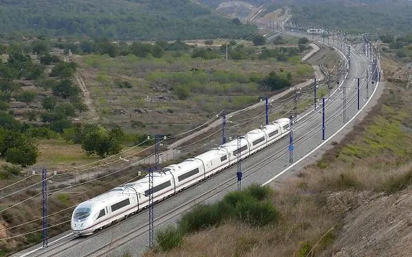 277 passatgers han estat transbordat aquest dijous d'un AVE avariat a la Pobla de Montornès