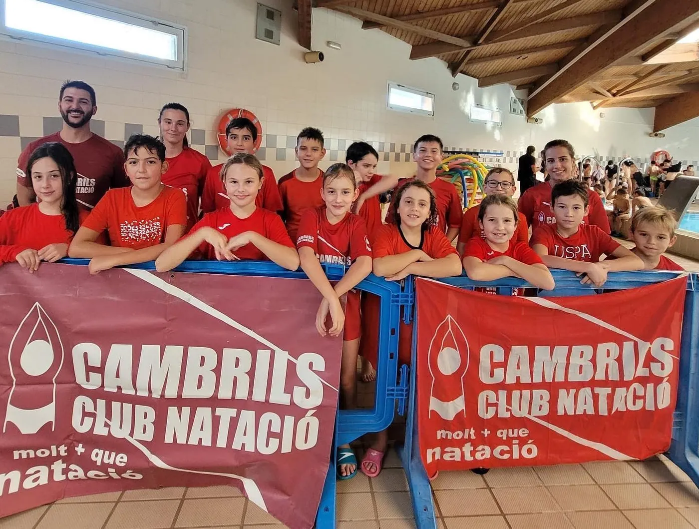 Els nedadors del Cambrils Club Natació participen a la Lliga Benjamí, al Trofeu de Fons i el Trofeu Félix Serra