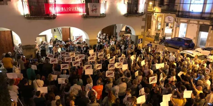 La plaça de l'Ajuntament s'omple en el Cant dels Ocells especial en motiu del primer aniversari de l'1-O