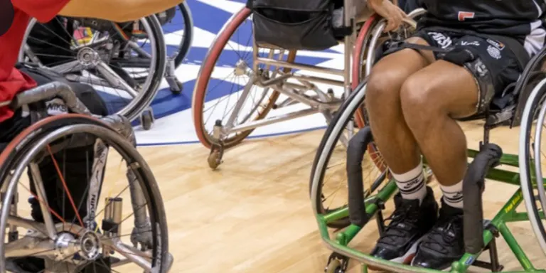 Gran acció dels jugadors del Bàsquet Girona amb el Rehagirona