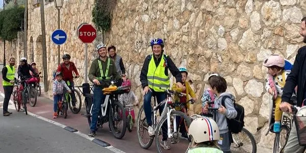 Famílies de l'Escola El Roquissar d'Altafulla impulsen un bici-bus per afavorir els desplaçaments sostenibles al centre
