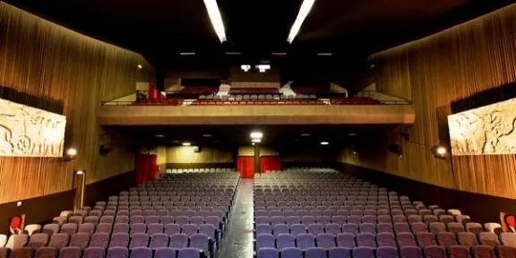 La campanya "I love cine de poble" fomenta la compra d'entrades anticipades durant el confinament per evitar el tancament de petites sales