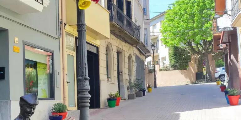 Un anònim decora Sant Hilari per sorpresa en motiu de Sant Jordi