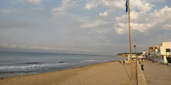 La bandera blava ja presideix la platja d'Altafulla