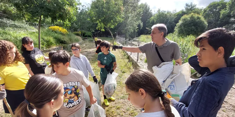 Escolars de Valls s'apunten a la iniciativa “Fem neteja als Torrents!
