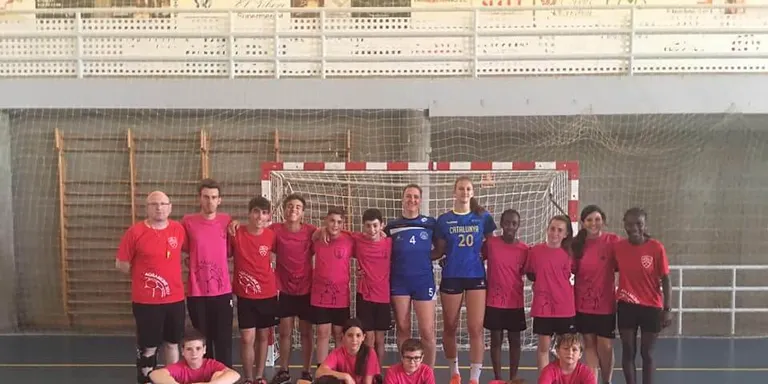 Una quinzena de jugadors, al campus d'handbol