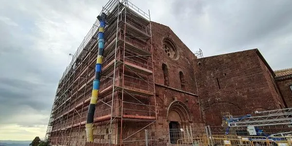 Les obres del castell monestir d’Escornalbou avancen amb el tractament individualitzat de les més de 5.000 pedres dels murs de l’església