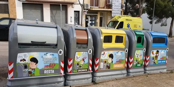 Els nous contenidors de la brossa ja s’estan instal·lant a Altafulla