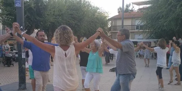 La plaça dels Vents balla sardanes per la Mare de Déu d’Agost