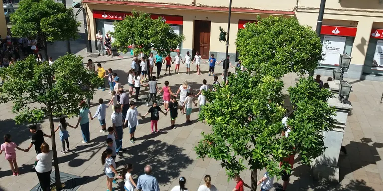 Ballada de sardanes amb les escoles de Pineda com a cloenda del curset de Mare Nostrum