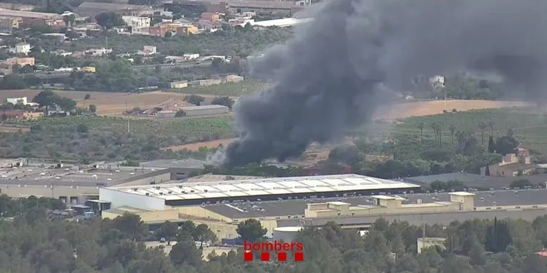 Dotze dotacions dels Bombers treballen en un incendi a la deixalleria de Vilanova i la Geltrú