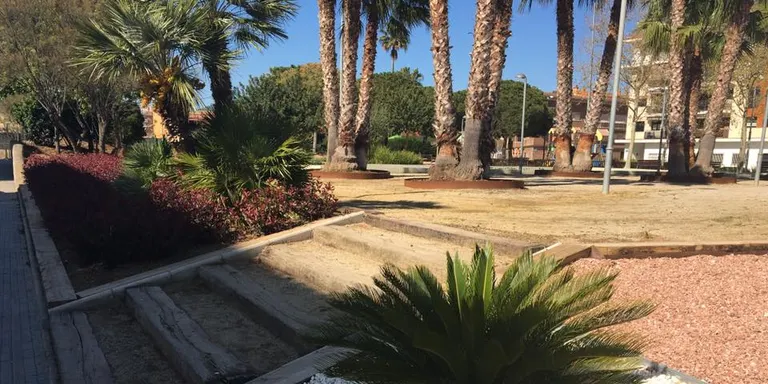 Els Serveis Municipals renoven els arbres i la vegetació de diversos carrers i places