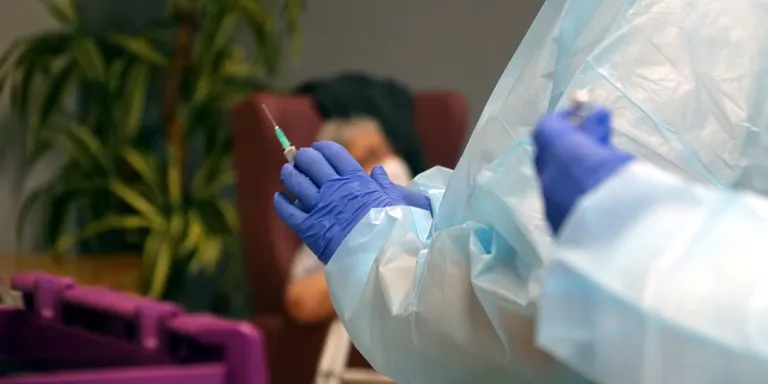 Detecten estafes a les residències de gent gran per la vacuna de la Covid