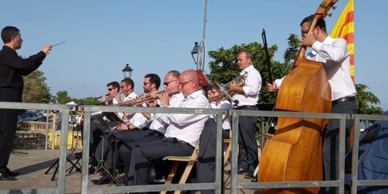 COBLEJANT: L’ofici de músic a l’estiu; aigua, crema solar i un contracte signat