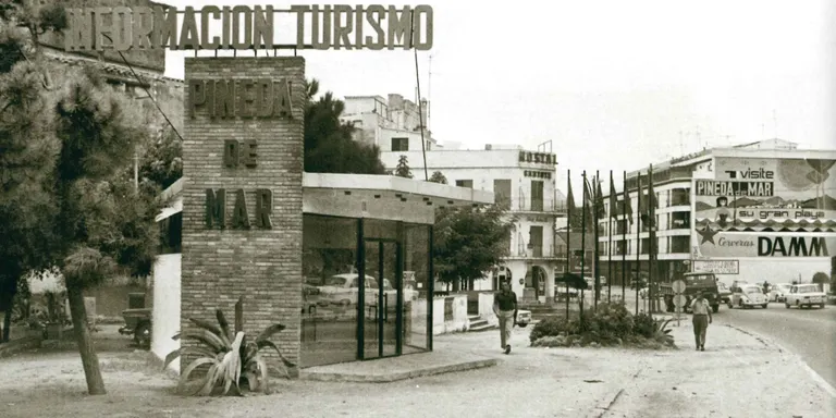 L'Arxiu Municipal de Pineda mostra algunes fotos i documents dels inicis del turisme a Pineda, als anys 50 i 60