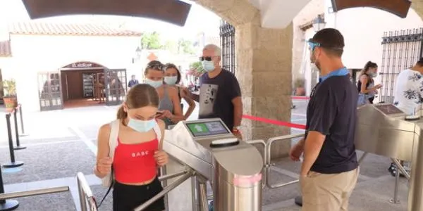 Unes 5.000 persones passen per PortAventura el dia de la seva reobertura
