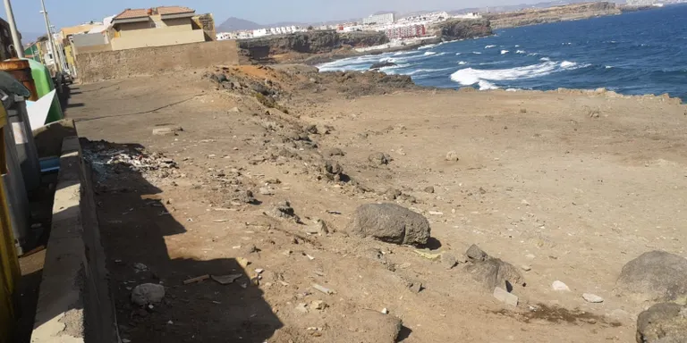 Vecinos de La Garita denuncian un foco de insalubridad junto a la Cueva de la Reina Mora