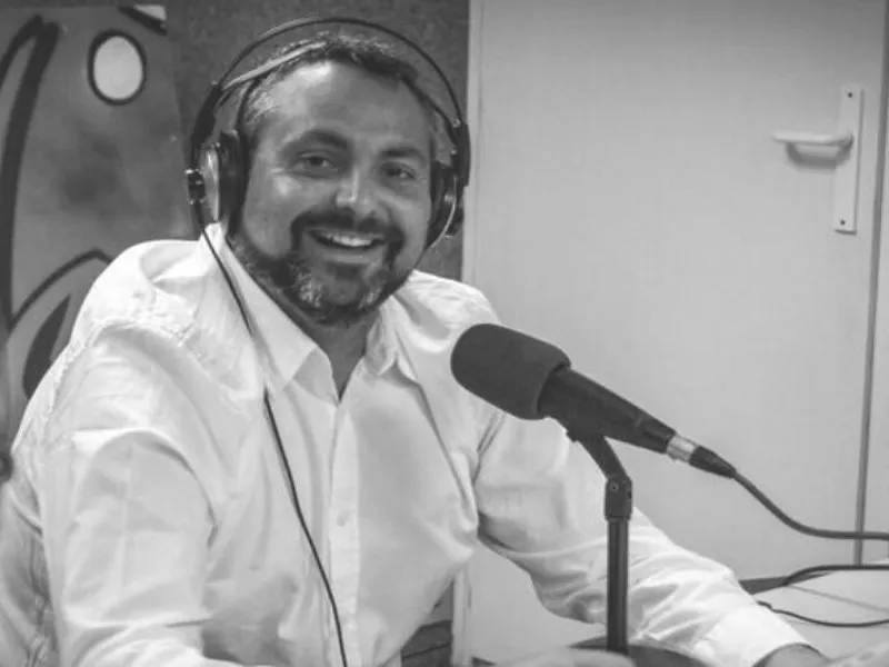 Sergio Sánchez davant dels micròfons de Ràdio Rubí