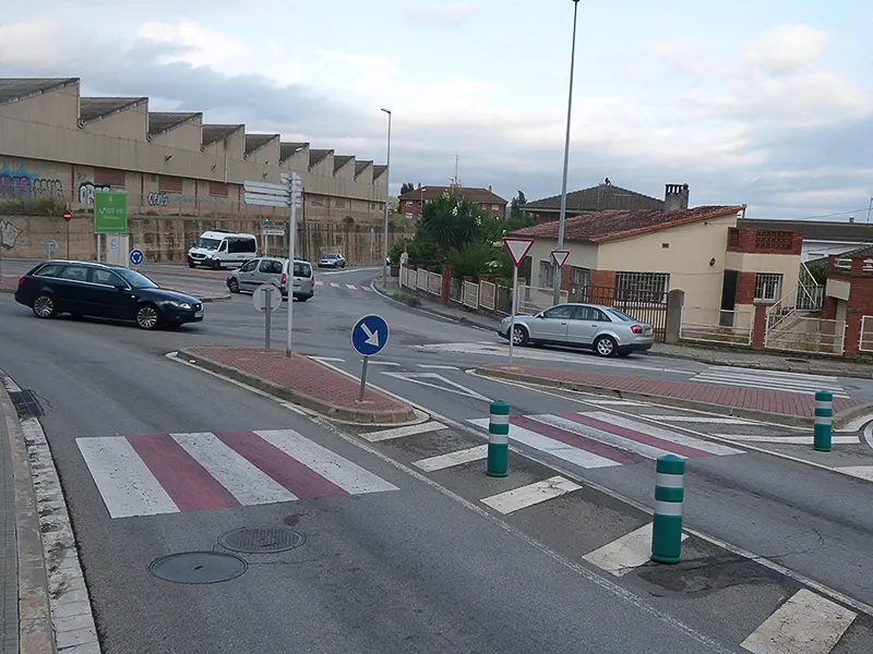 La cruïlla entre l'avinguda de Castellbisbal i l'avinguda de Can Sucarrats és un dels punts més com